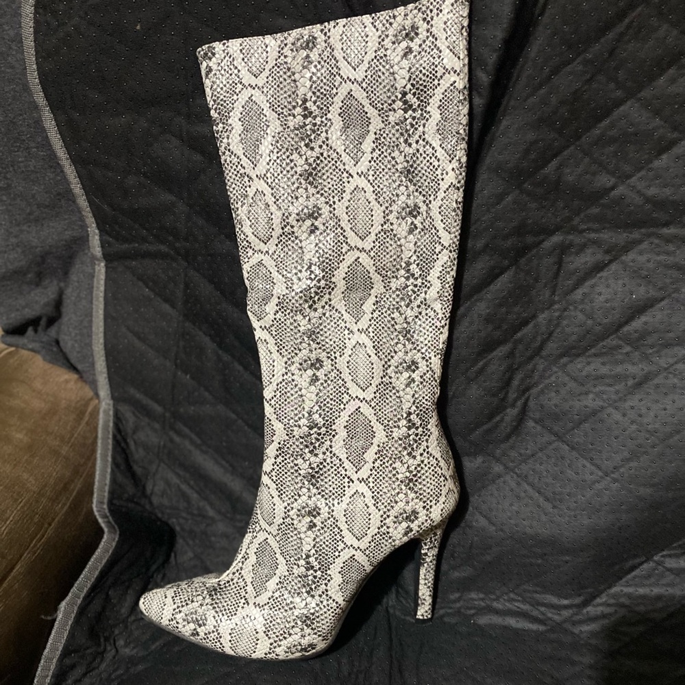 WHITE SNAKESKIN KNEE HIGH BOOTS